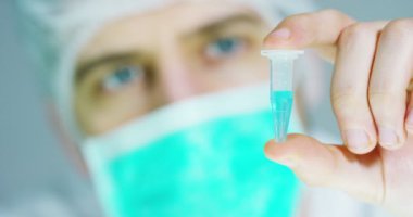 Bir bilim adamı bir laboratuvar toprak ve bitkiler içinde bitki Dna toplamak için analiz eder. Konsept: analizi, dna, biyoloji, mikrobiyoloji, augmented reality, biyokimya, üstün teknoloji