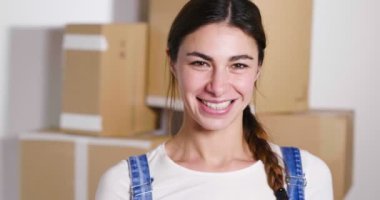 Sadece yeni ev satın aldı ve hareket ediyor ve anahtarlık ile yeni evin anahtarları bir ev şeklinde göstermek için mutlu bir kadın portresi. Kavramı: gelecekte, yeni ev, ipotek