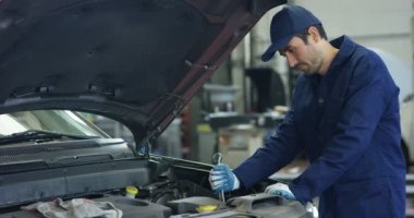 Araba servisinde uzman tamirci. Arabayı, motoru, karbüratörü kontrol ediyor. Konsept: makinelerin onarımı, hatalı tanı, onarım uzmanı, teknik bakım ve gemideki bilgisayar.