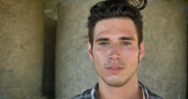 yakışıklı Kafkas adam gülümseme ile kamera poz video 