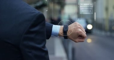 Hologram saat fütüristik ve teknolojik görünür telefon gülmeyen bir doktor ve dalgalar bir adam konuşalım. Konsept: tatil, iletişim, Aile, teknolojisi, augmented gerçeklik ve gelecek