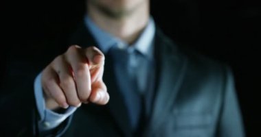 el ile gesturing işadamı kırpılmış video, parmak ile işaret 
