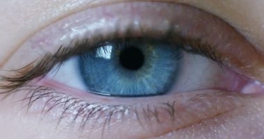 dilate öğrenci ile makro mavi göz. temiz ve berrak görünüm ve derin temizleme ve göz sağlığı için dikkat yaklaşımı gerçeklik kavramı.