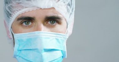 Gururlu görünen bir doktor ya da cerrahın portresi. Klinikteki ya da hastanedeki işinden dolayı mutlu ve gülümsüyor. Konsept: doktor, hasta bakımı, hastanelerde veya özel kliniklerde sağlık ve sağlık