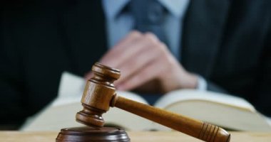 Açık artırma veya avukat veya Noterler tokmak Yargıç sigorta tazminat veya ceza davaları ile sahne.