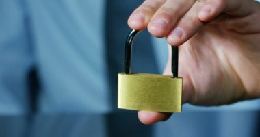 işadamı göstermek bir asma kilit ile fütüristik güvenli giriş hizmetleri ve safety.concept, hakkında holografik: şifre, teknolojik hacker Internet veya bankacılık sistem koruması sistem dosyaları