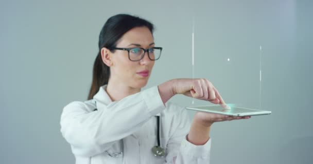 未来派的医生用注射器提取药液并显示全息图的一颗行星 医学在世界 医疗服务 未来的全球竞争对手制药公司 — 图库视频影像
