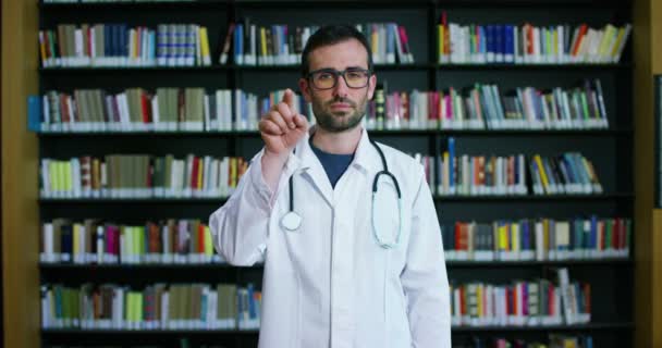 Médico Futurista Con Jeringa Retira Una Medicina Líquida Aparece Holograma — Vídeos de Stock
