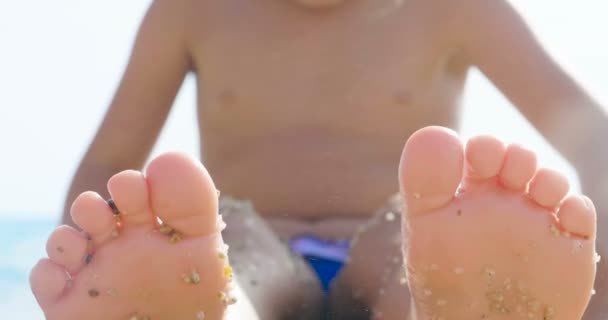 Liten Flicka Leker Sanden Havet Lite Ben Och Fingrar Baddräkt — Stockvideo