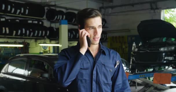 Einem Hausmeister Benutzt Ein Mechaniker Das Telefon Auf Kundennachrichten Und — Stockvideo