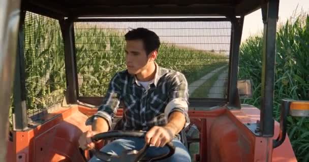 Retrato Hermoso Joven Granjero Estudiante Trabajando Campo Con Tractor Sonriendo — Vídeos de Stock