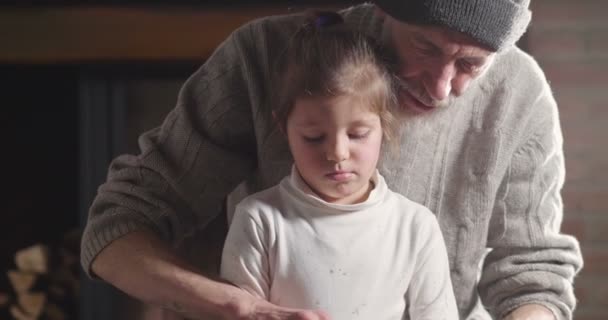 Großvater Mit Jungem Mädchen Beim Basteln Von Tonvasen — Stockvideo
