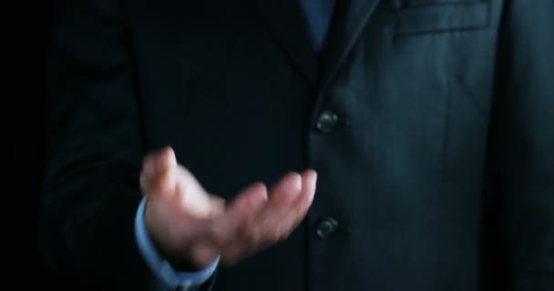 目に見えない手で身振り手振りをするビジネスマンのトリミングされたビデオ 与えることを示す — ストック動画