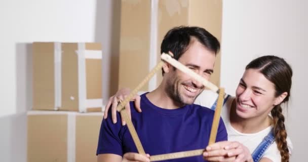 Retrato Una Pareja Enamorada Que Acaba Comprar Una Casa Está — Vídeos de Stock