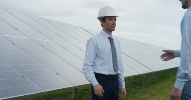 Vídeo Câmera Lenta Dois Empresários Caucasianos Apertando Mãos Painéis Solares — Vídeo de Stock