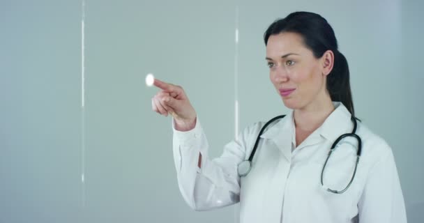 Şırınga Ile Fütüristik Bir Doktor Bir Sıvı Ilaç Geri Çekti — Stok video