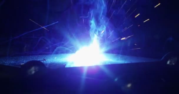 Bir Demirci Veya Kaynakçı Kaynak Çelik Demir Aşırı Yavaş Hareket — Stok video