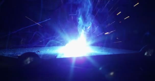 Een Smid Lasser Met Zijn Welder Lassen Van Staal Ijzer — Stockvideo