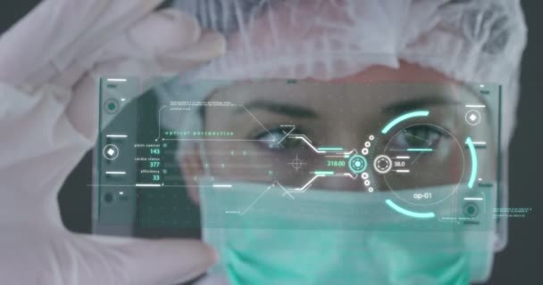 Egy Futurisztikus Orvos Fecskendő Folyékony Gyógyszerrel Visszavonja Úgy Tűnik Egy — Stock videók