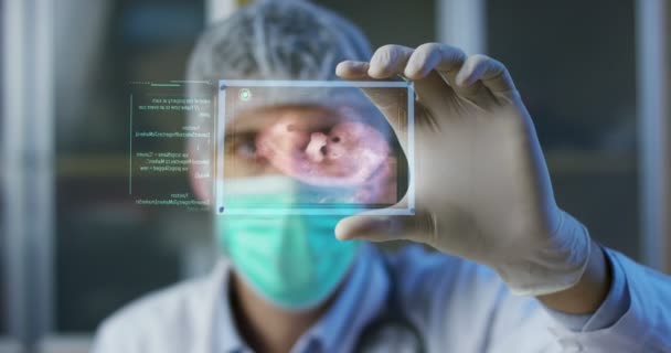 Лікар Хірург Досліджує Технологічну Цифрову Голографічну Пластину Представляє Тіло Пацієнта — стокове відео