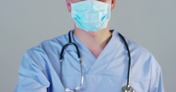 Médico Cirurgião Examina Uma Placa Holográfica Digital Tecnológica Representou Corpo — Vídeo de Stock