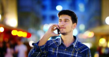 Şehirde bir gece bak dostum. Milan İtalya yakışıklı genç iş adamı telefon mavi gömlek giymiş mutlu gülümseyerek kullanarak. Kentsel erkek. kentsel şehir app içinde telefon kullanarak sms manifatura adam
