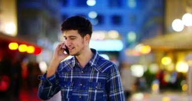 Şehirde bir gece bak dostum. Milan İtalya yakışıklı genç iş adamı telefon mavi gömlek giymiş mutlu gülümseyerek kullanarak. Kentsel erkek. kentsel şehir app içinde telefon kullanarak sms manifatura adam