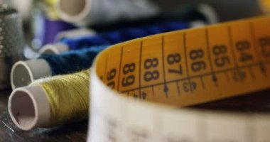 Makro çekim dikiş iplik kumaşlar ile renkli rulo. Tüm renklerde rulo gel ve tonları ile dikiş iğne ve peruk her türlü iplik. Konsept: terzilik geleneği, renk, moda, giyim