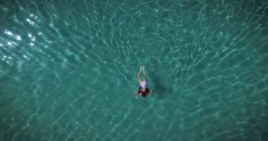 havadan görünümü video şeffaf deniz suda yüzen kadın 
