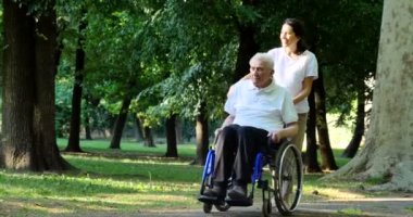 tekerlekli sandalyede emekli adam ile bakıcı hemşire video 