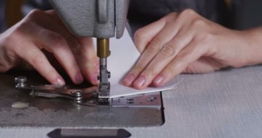 Profesyonel bir dikiş makinesi ile beyaz iplik bir İtalyan couture kumaş dikiş süper ağır çekim, yüksek moda kıyafet terzi diker. Sanayi, gelenek, moda kavramı