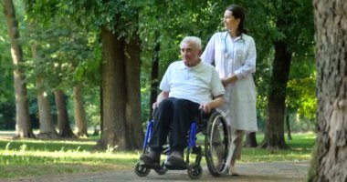 parkta emekli adam ile bakıcı hemşire video 