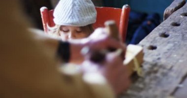 bir çocuk ve zaman ve sürpriz geleneği ahşap uçak kavramı ile oynarken dedesi eski bir marangozluk alışveriş