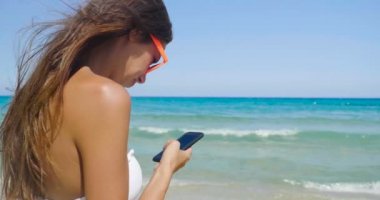 ağır çekim video kadın denizde cep telefonu tarama 