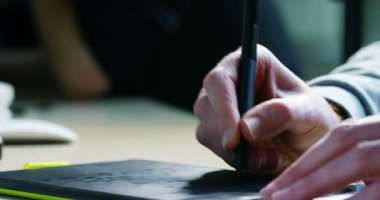 video, yavaş çekimde grafik tablet çizim grafik tasarımcı adam elleri