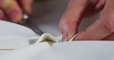 Bir el terziler Geleneğe göre uyarlayarak bir beyaz bez dikiş genç bir terzi. Terzi kullanır mükemmel iğne ve iplik geleneksel kavramı, dikiş, stil ve moda dikmek için