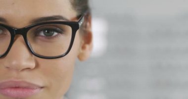 ağır çekim gözlük optik merkezi içinde kadın kapatmak 