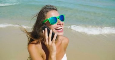 cep telefonu üzerinde konuşurken ve gözlüklü kadın video 