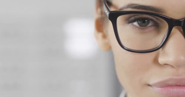 Primer Plano Vídeo Mujer Caucásica Centro Óptico Con Gafas — Vídeo de stock