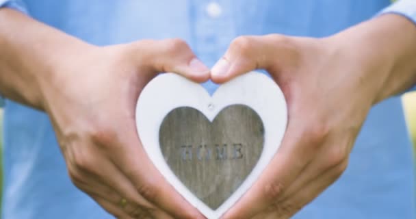 Manos Sosteniendo Una Silueta Madera Gris Blanca Forma Corazón Inscripción — Vídeo de stock