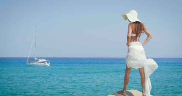 Indietro Guarda Video Donna Che Vacanza Gode Mare Con Barche — Video Stock