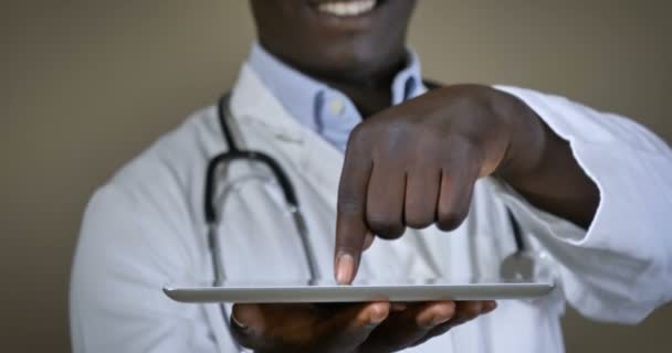 Video Del Médico Afroamericano Con Bata Blanca Tocando Pantalla Tableta — Vídeo de stock