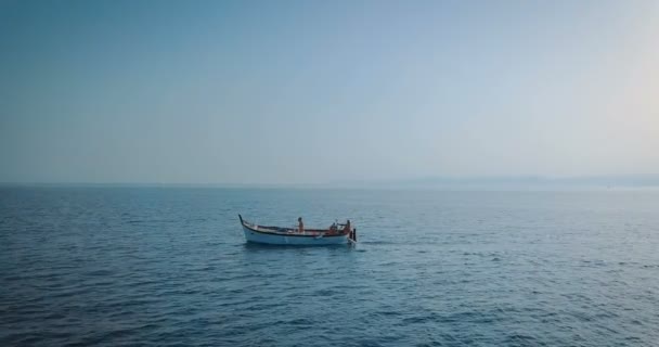 Drone Vidéo Calme Mer Bleue Bateau Moteur Avec Des Gens — Video