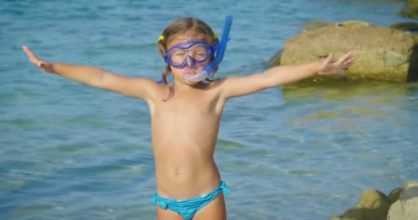 一个美丽的小女孩在海上玩耍的肖像 可爱的微笑在面具上游泳 背景是海黄沙和蓝水 — 图库视频影像