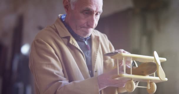 Uma Antiga Carpintaria Ancião Está Trabalhando Madeira Para Criar Avião — Vídeo de Stock