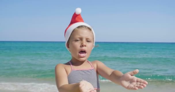 Liten Flicka Att Kul Och Spela Havet Jultomten Hatt Baddräkt — Stockvideo