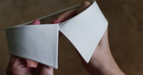 Una Mano Giovane Sistema Cucitura Colletto Bianco Una Camicia Prima — Video Stock