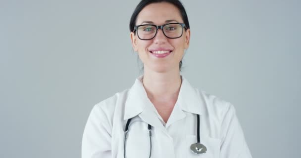 Retrato Médico Fêmea Segurando Maçã Sorrindo — Vídeo de Stock