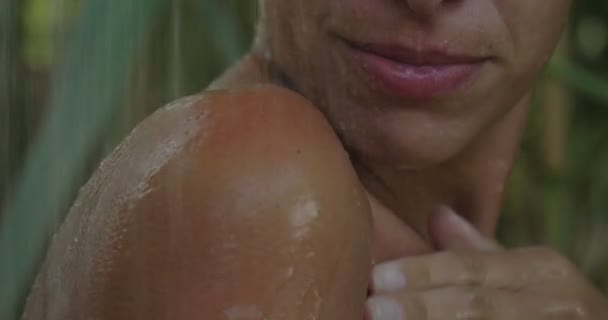 Jeune Belle Fille Dans Nature Lave Sous Une Douche Naturelle — Video