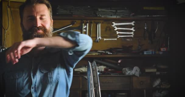 Retrato Bonito Caucasiano Barbudo Homem Oficina Posando Olhando Para Câmera — Vídeo de Stock